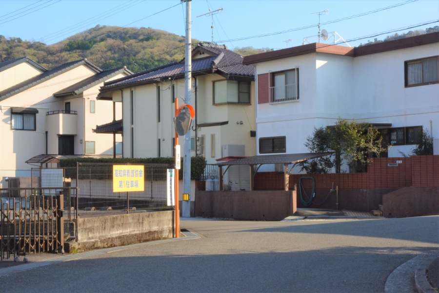 高知県看護協会の駐車場の看板の先を左折します