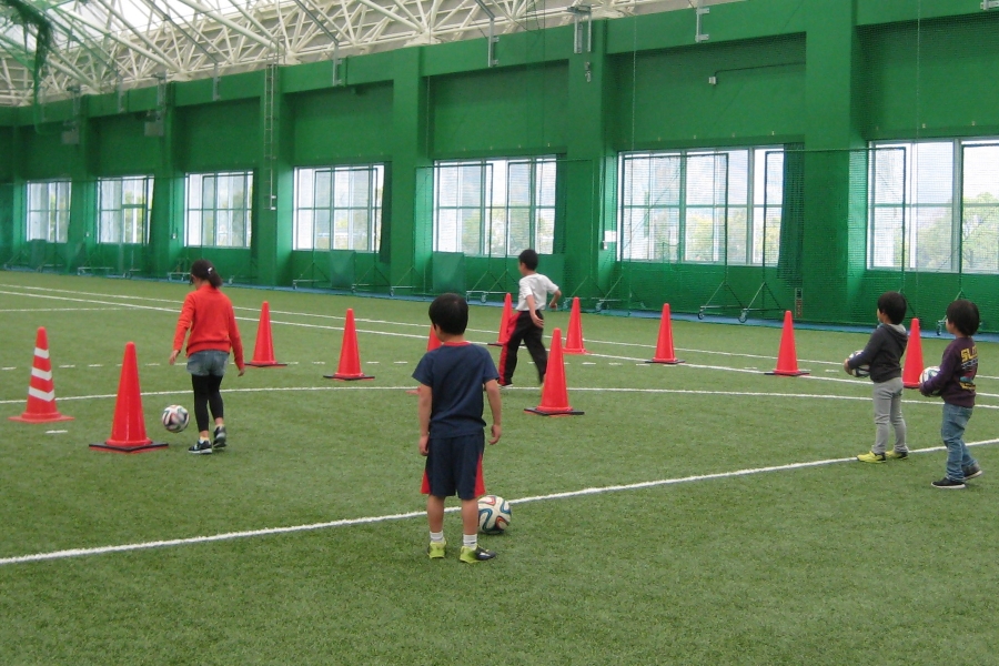 高知市東部総合運動場で「小学生サッカー教室」｜初心者でも大丈夫！サッカーの基本を習おう