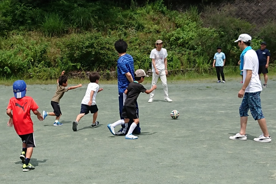 親子でドリブル対決だ！｜高知市土佐山運動広場で「ふれあいサッカー体験DAY」