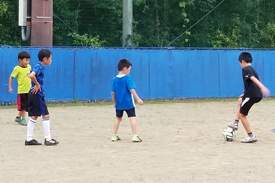 高知市城ノ平運動公園で「放課後小学生サッカー体験教室」｜ボールを使った基本技術を習おう！