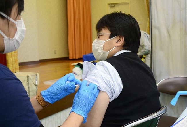 離島で行われた新型コロナウイルスワクチン接種。６５歳未満の住民も受けた（宿毛市沖の島町母島の沖の島開発総合センター）