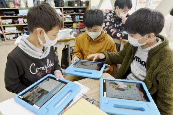 佐川町の小学生がタブレット端末で地域について学んでいます｜週間高知の子どもニュース（2021年5月8～14日）