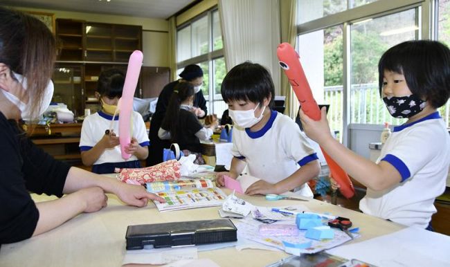 放課後子ども教室で、風船のこいのぼり作りを楽しむ児童ら（東洋町河内の甲浦小学校）