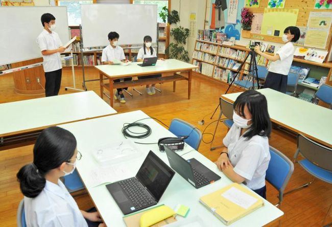 インターネットで各教室をつなぎ実施した生徒総会（高知市の城西中学校）