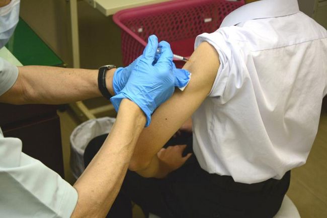 新型コロナワクチン接種を受ける中学生（三原村の三原診療所）