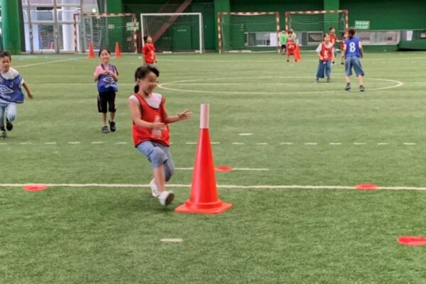 高知市東部総合運動場で「キッズサッカー体験教室」｜ドリブル！シュート！ゲームにチャレンジ！