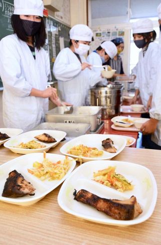 国、県の支援事業で給食に登場したブリの照り焼き（宿毛市の咸陽小学校）