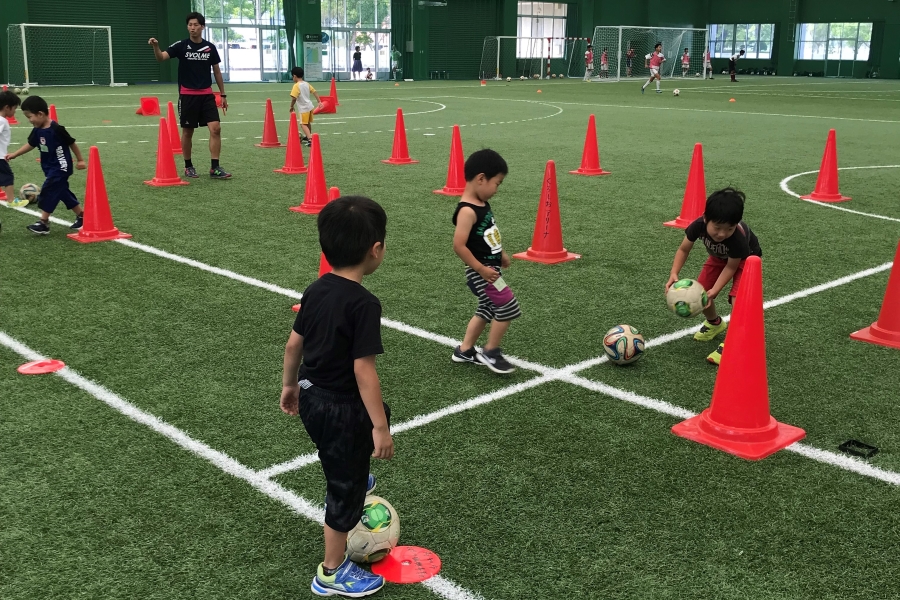 高知市東部総合運動場で「キッズサッカー体験教室」｜ドリブル！シュート！ゲームにチャレンジ！