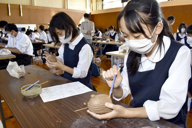 修学旅行で焼き物体験をする神戸市の中学生（2020年10月、安芸市）