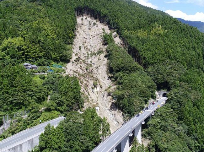 西日本豪雨で崩壊した高知自動車道「立川橋」（2018年7月、大豊町立川上名）