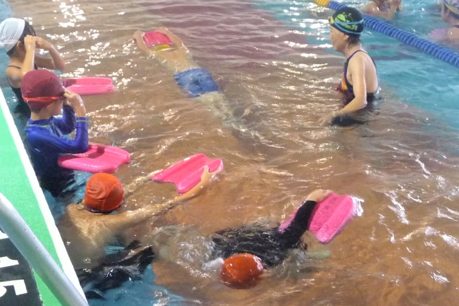 高知県立県民体育館で「なつやすみ小学生水泳教室」｜足をつかずに25メートル泳げるようになろう！