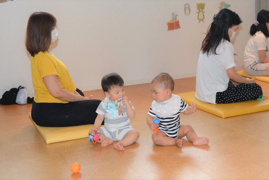 「ColoR高知」のフラダンス教室。体をほぐすお母さんの横で、赤ちゃんたちが過ごします