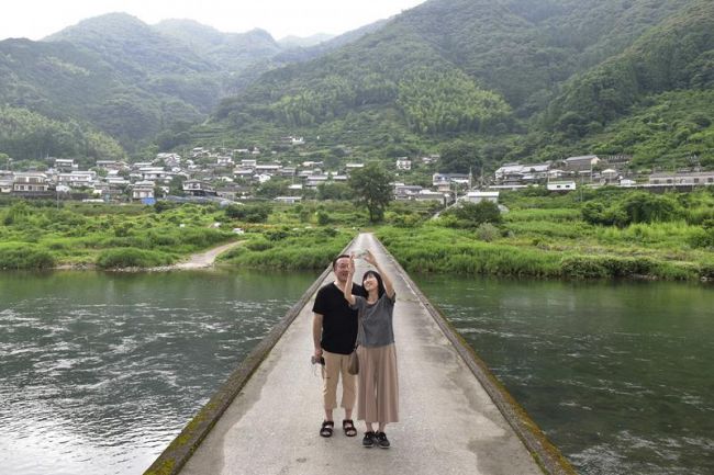 仁淀川の流れる越知町の浅尾沈下橋では一足早く〝巡礼者〟が自撮りしていた