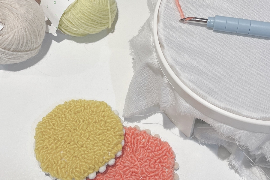 布に毛糸を通してデザインするパンチングニードルコースターを作ります