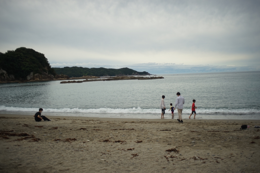 SATOUMIの前にあるビーチで（写真はいずれもMOTOKOさん提供）