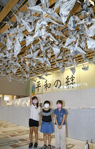 児童生徒が制作した折り鶴（土佐市の「つなーで」）