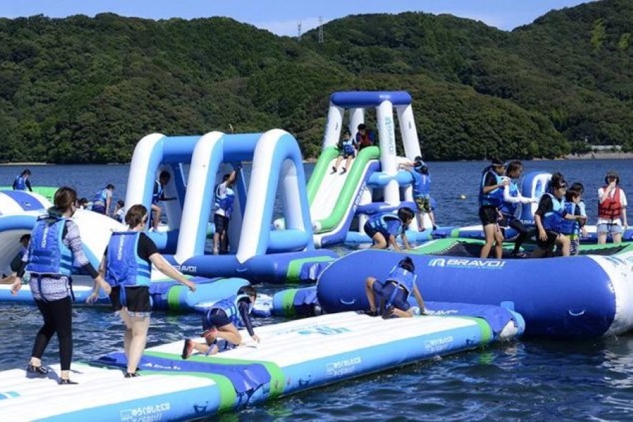 【8月22日で終了】高知県・須崎市に海上アスレチックが登場｜海の上でスライダーやトランポリンを楽しもう