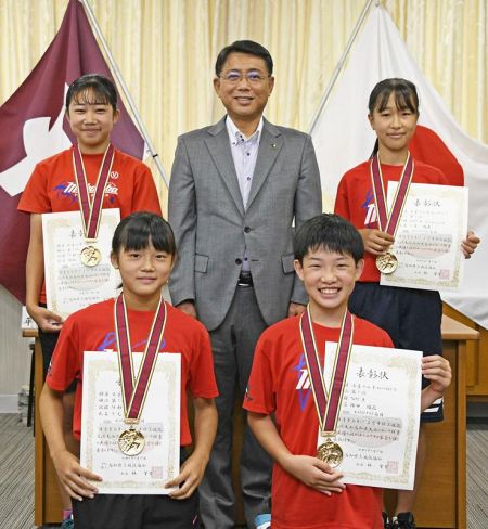県選考会のメダルを胸に、平山耕三市長に全国大会での活躍を誓う選手たち（南国市役所）