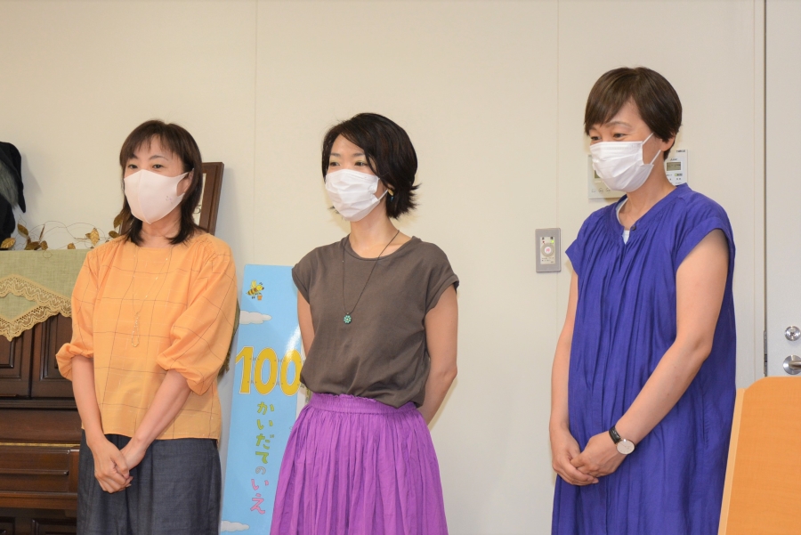 「ママアナおはなし隊」の（左から）花房さん、尾崎さん、長谷川さん