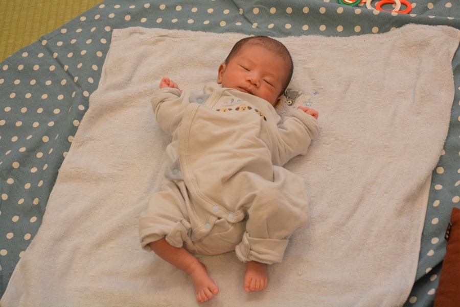 赤ちゃんが横になると、脚は「M」の形に開きます