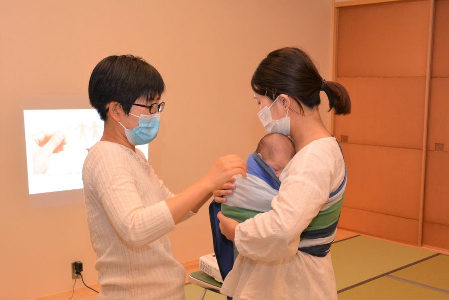 助産師の森木由美子さんが開いた「ベビーウェアリング講座」（講座の写真は2021年9月撮影）