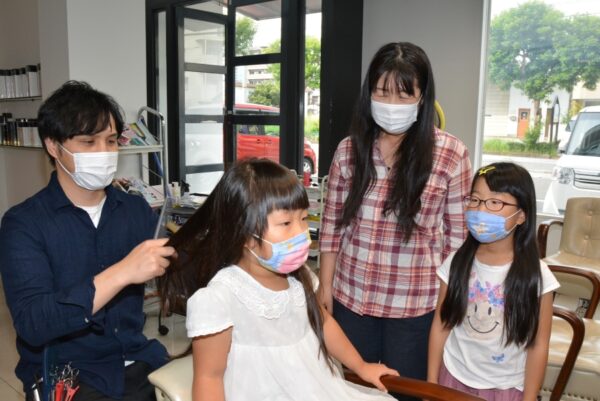 高知市の親子3人がヘアドネーション。「病気で困っている人の力になりたい」と初挑戦しました