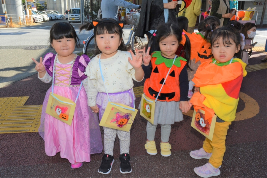 写真は2021年の愛宕商店街（高知市）のパレードより。地域ぐるみで子育て支援に取り組む「多機能型保育支援事業」のイベントです