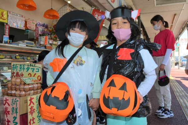 高知市の愛宕商店街で園児たちがハロウィンを楽しみました