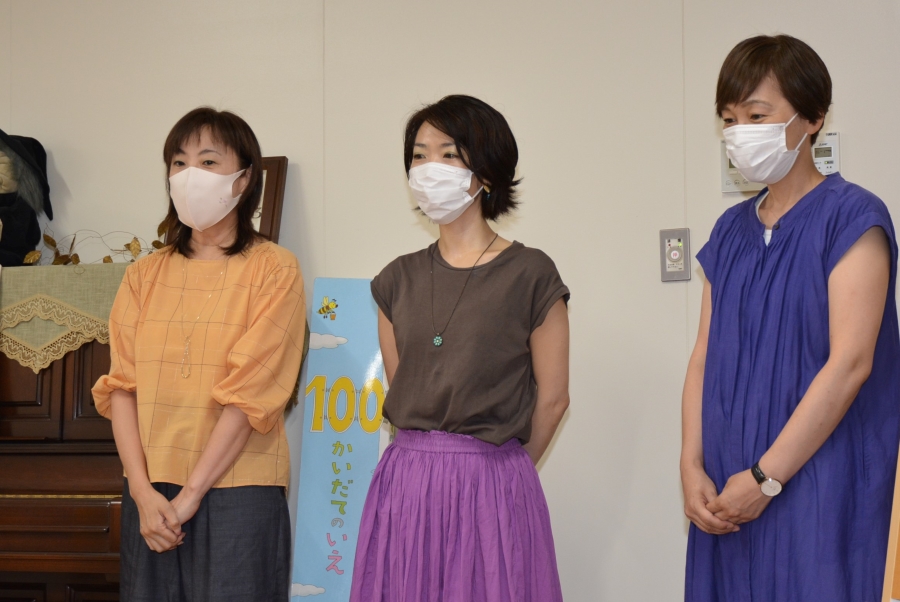 「ママのおはなし隊」の（左から）花房さん、尾崎美樹さん、長谷川恵子さん。RKC時代の同僚です