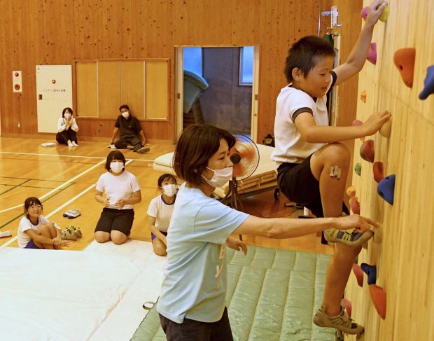 大栃中学校の体育館でボルダリングに挑戦する児童生徒（香美市物部町大栃）