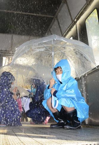 豪雨を体験する児童ら（宿毛市の山奈小学校）