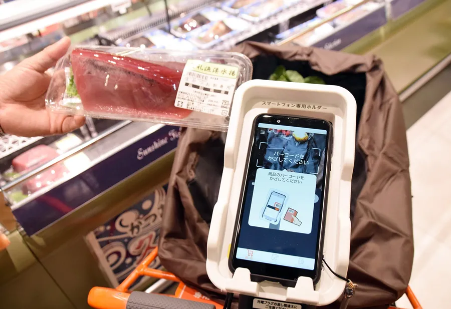 スマートフォンで商品バーコードを読み取りながら買い物をする「スマホレジ」（高知市福井町のサンシャインクロバ店）
