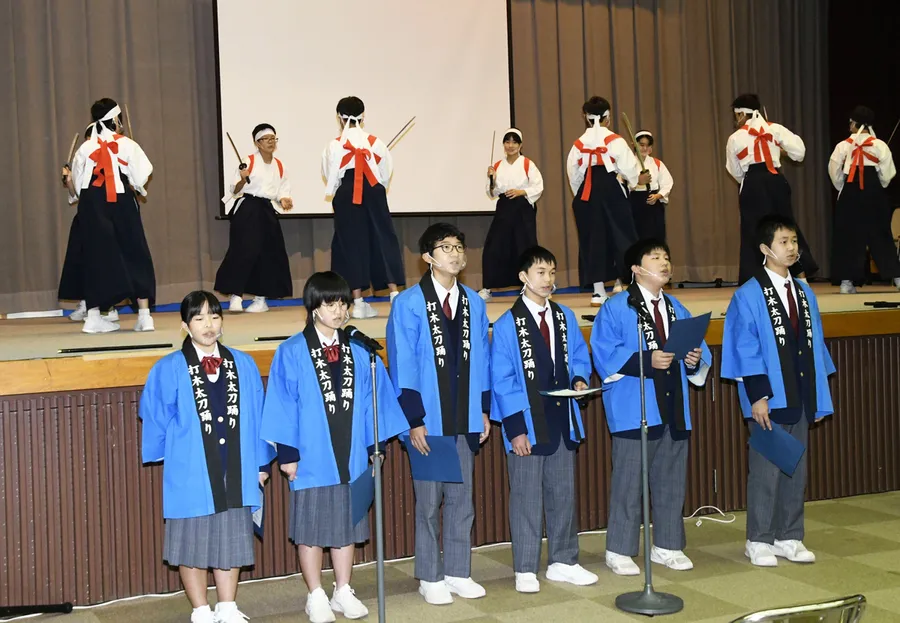 稽古を重ねてきた打木太刀踊りを披露する吾北中学校の生徒（いの町の吾北中央公民館）