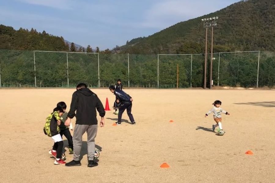 高知市城ノ平運動公園で「ふれあいサッカー体験DAY」｜親子でドリブル対決！