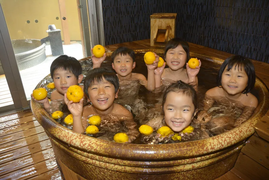 ユズを浮かべた貸し切り風呂を楽しむ園児たち（北川村温泉）