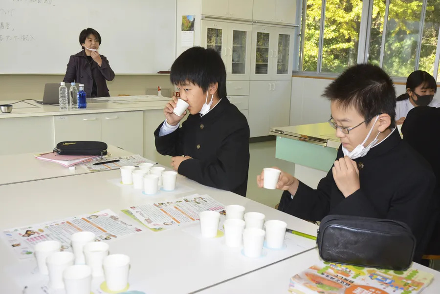 昆布だしを飲み比べて水の違いを学んだ和食の出前授業（田野町の田野中学校）
