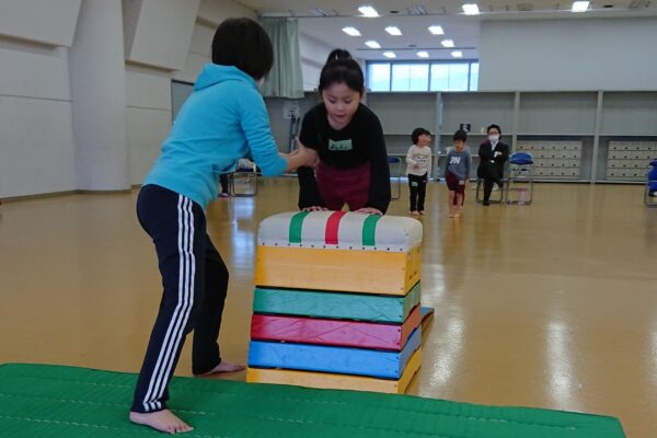 高知市総合体育館で年中児対象の「幼児体操教室」｜跳び箱や平均台、マット運動のコツを学ぼう！