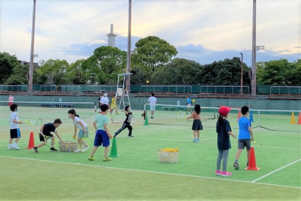 高知市総合運動場で「小学生テニス体験教室」｜硬式テニスの基本を学ぼう！軟らかいボールも使います