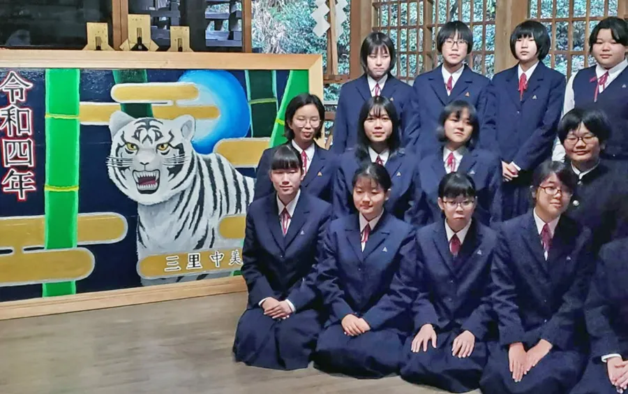 三里中学校の生徒が制作、奉納したトラの絵馬（高知市の仁井田神社）