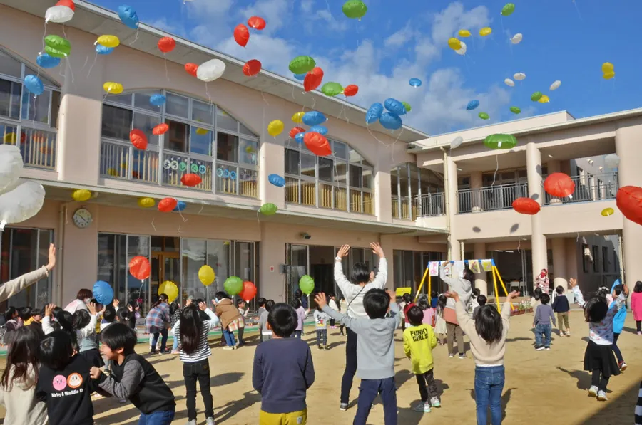 園児たちが紙風船を飛ばして移転新築を祝った（高知市中秦泉寺の秦中央保育園）