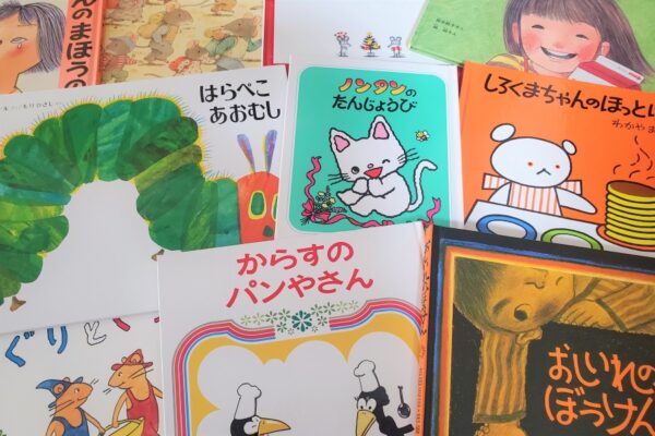 日高村立図書館「ほしのおか」で「柴田ケイコ絵本原画展」が開かれています