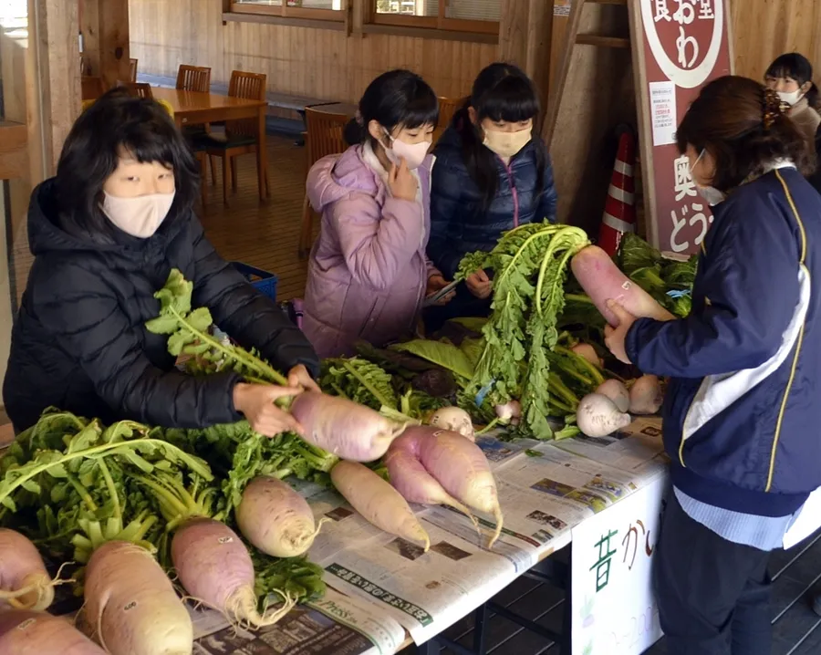 昔野菜を販売する昭和小の児童（四万十町十和川口）