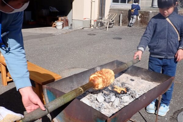 高知市工石山少年の家で「おやこDEチャレンジ」｜親子で協力してバームクーヘンを焼こう！