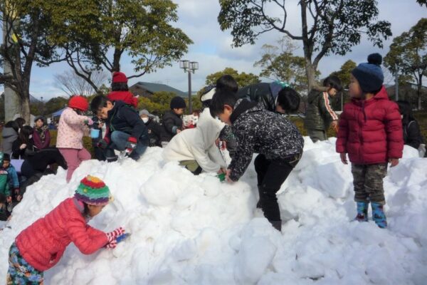 【延期になりました】高知市で「わんぱーくこうち・ちびっこ雪まつり」｜雪山で遊ぼう！