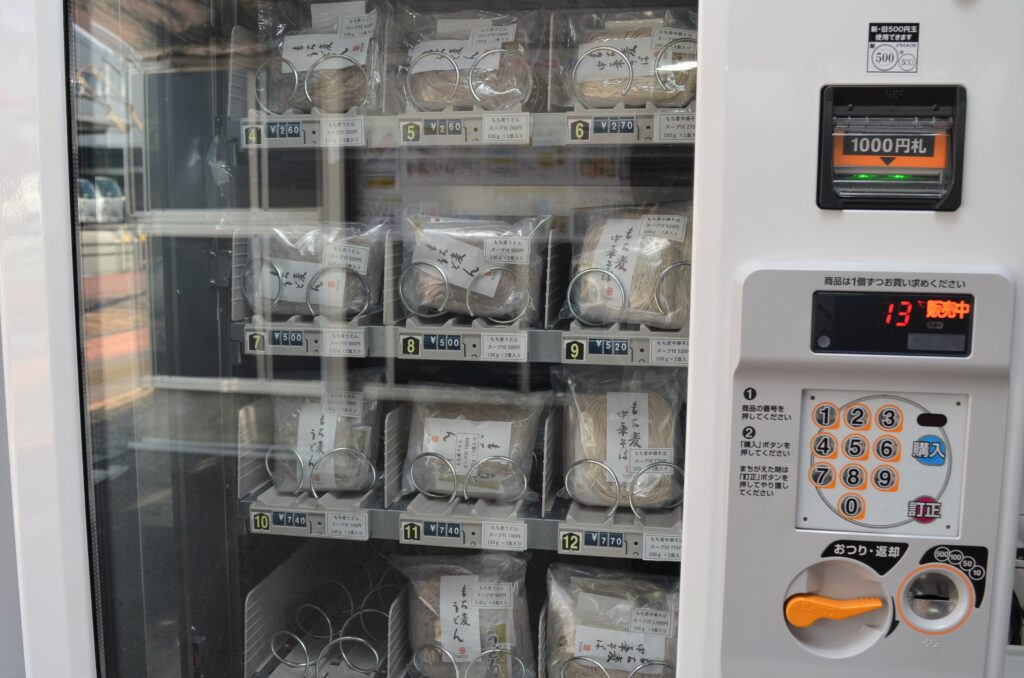 もち麦うどんやもち麦中華そばの自販機もあります