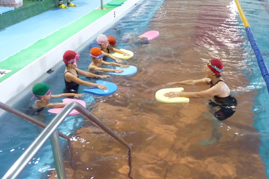 高知県立県民体育館で「春休み小学生水泳教室」｜対象は新小学1～4年生。申し込みは先着順です