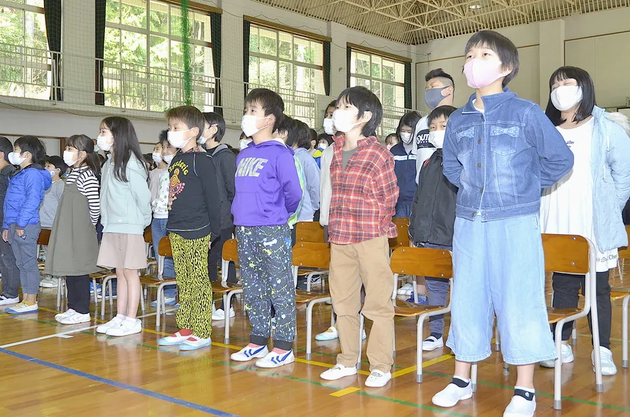 閉校式で校歌を合唱するおおとよ小の児童たち（大豊町の同校）