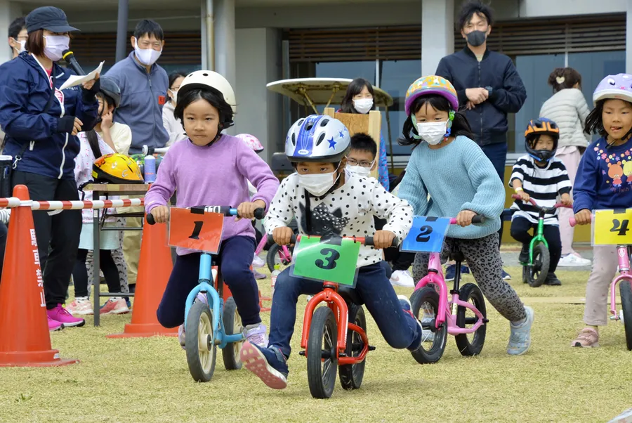 キックバイクのレースで子どもたちが力走しました｜週間高知の子どもニュース（2022年3月26日～4月1日）