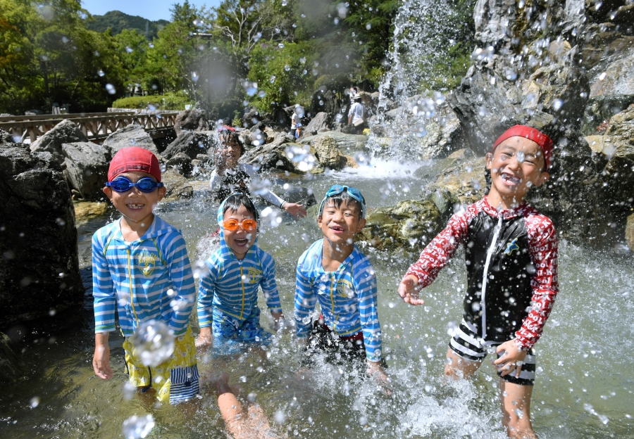 子どもに人気の水遊びスポットだったわんぱーくこうちの滝。大型連休から再開される（２０１７年８月）
