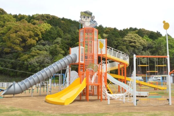 浦ノ内遊具公園｜須崎市浦ノ内、ロゴスパーク横にできた新しい公園！しんじょう君の大型複合遊具が目印です